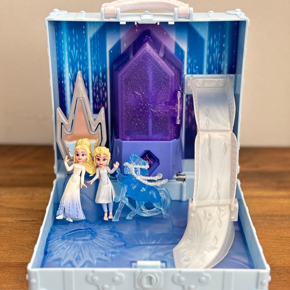 Disney FROZEN 2 Portable Pop Up Ahtohallan Playset 2 ELSA toy figures & horse - Picture 1 of 10